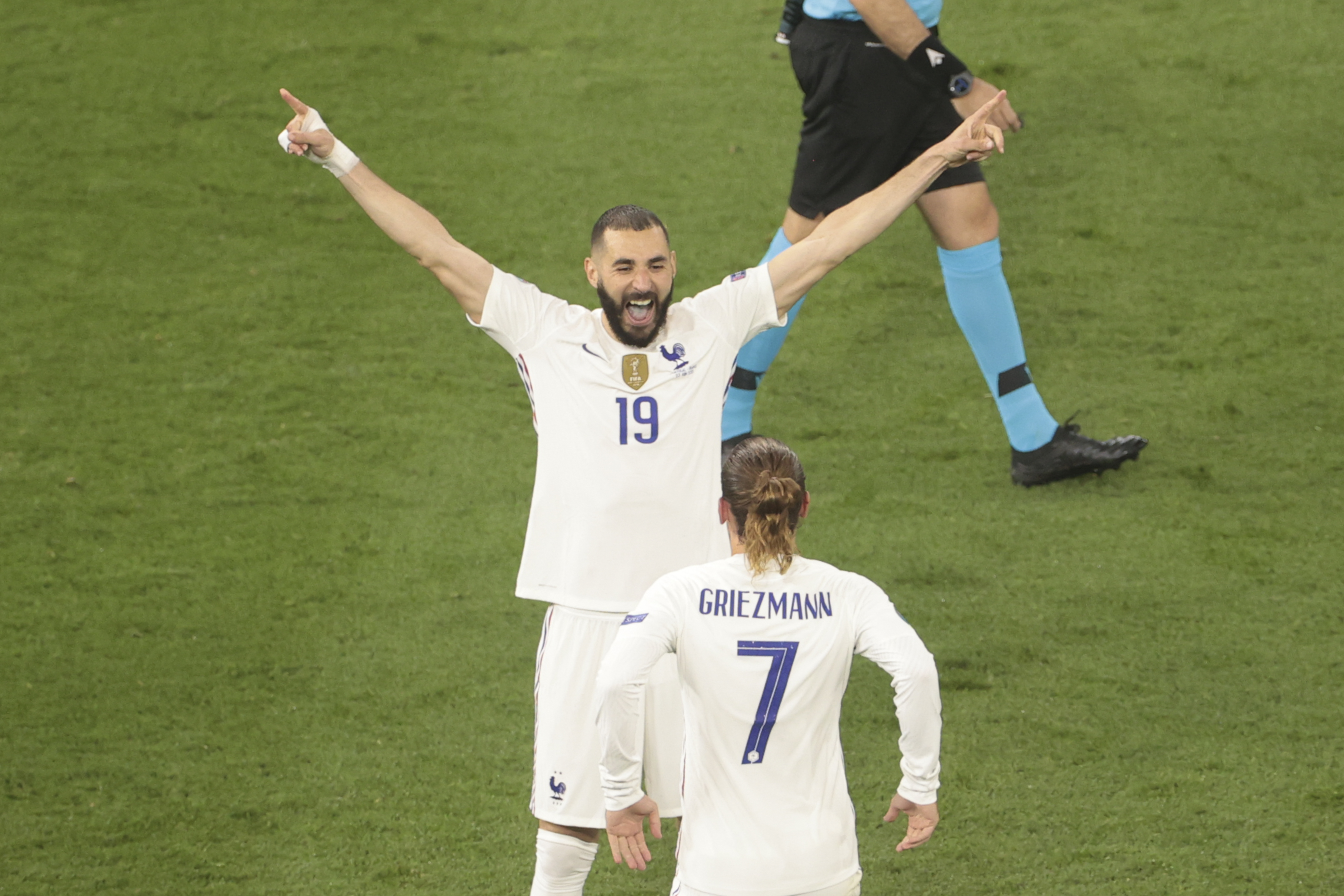 包含沙尔克球员传球成功率达到%，展现出色传球技术的词条